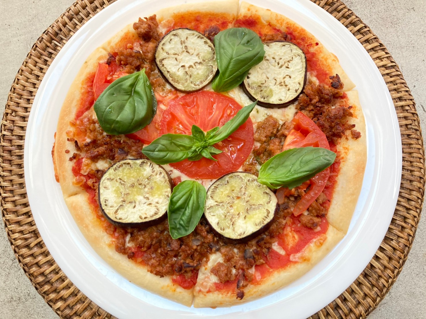 バジルのボロネーゼピザ